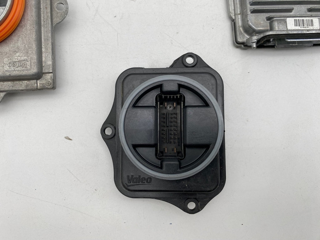 2014-20 Jeep Grand Cherokee HID Xenon RH Headlight Ballast Bulb Bracket Module