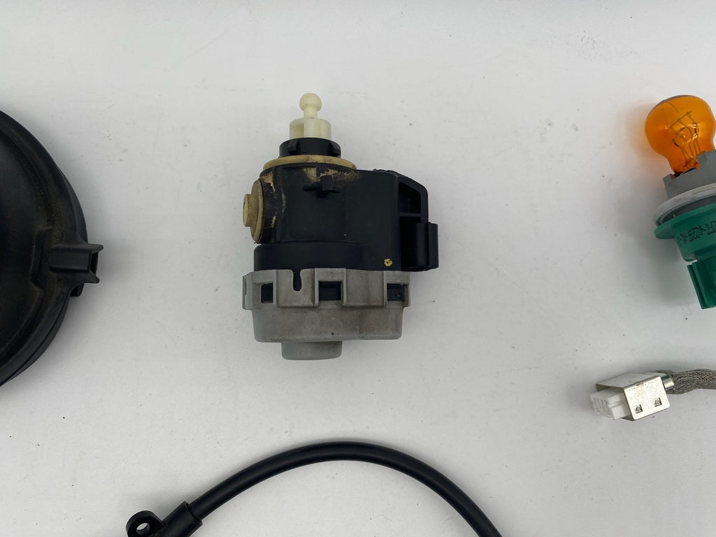2014-2015 Dodge Durango Driver Side Xenon HID Headlight Ballast Module Set OEM