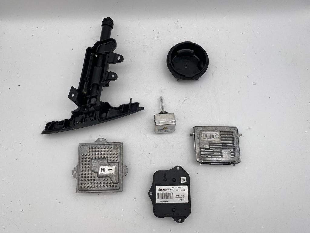 2014-20 Jeep Grand Cherokee HID Xenon RH Headlight Ballast Bulb Bracket Module