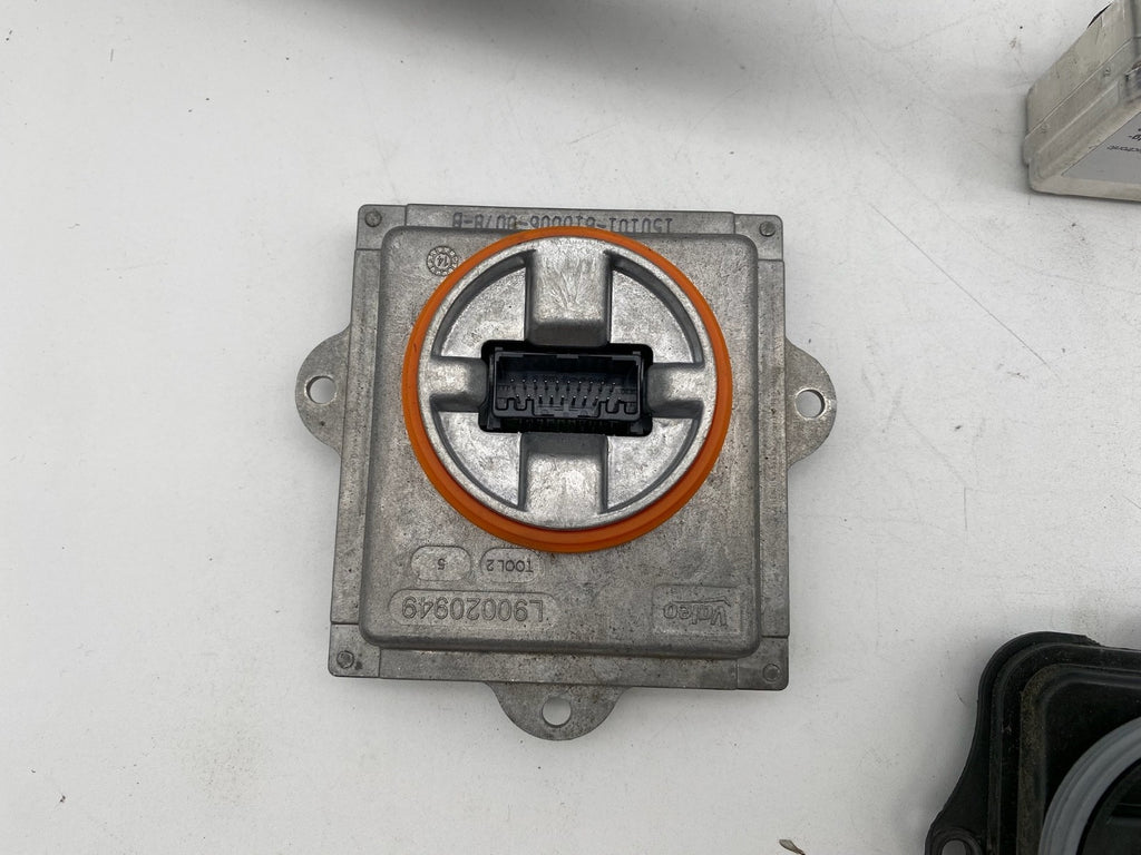 2014-20 Jeep Grand Cherokee HID Xenon RH Headlight Ballast Bulb Bracket Module